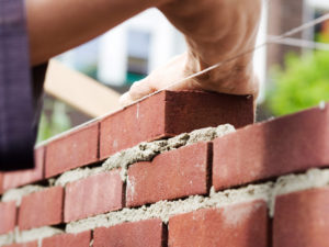 Read more about the article Кладка стен: из чего построить и что нужно знать